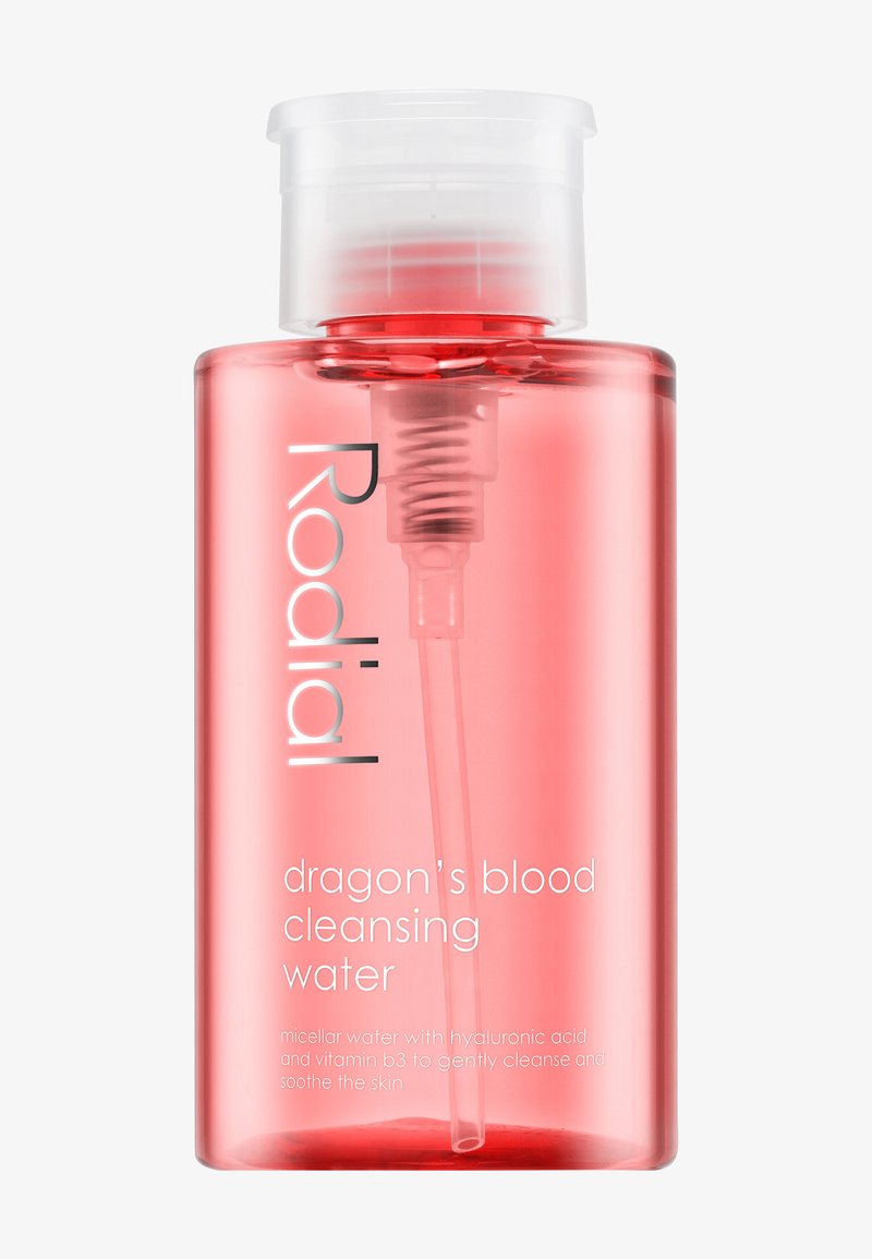 Durchsichtige Plastikflasche mit einer pinken Flüssigkeit, ausgestattet mit einem weißen Pumpspender und silberner Schrift, die "Rodial Dragon's Blood Cleansing Water" lautet.