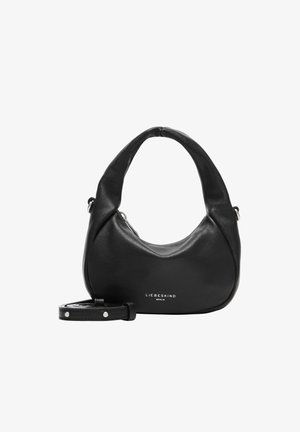 Czarna skórzana torebka o zaokrąglonym kształcie, z regulowanym paskiem i srebrnymi dodatkami. Na przodzie umieszczona jest wytłoczona nazwa marki "LIEBESKIND".
