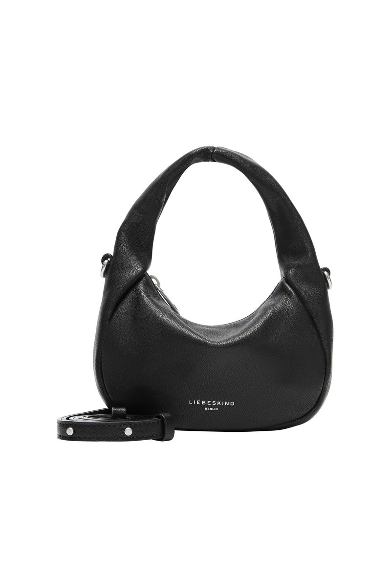 Czarna skórzana torebka o zaokrąglonym kształcie, z regulowanym paskiem i srebrnymi dodatkami. Na przodzie umieszczona jest wytłoczona nazwa marki "LIEBESKIND".