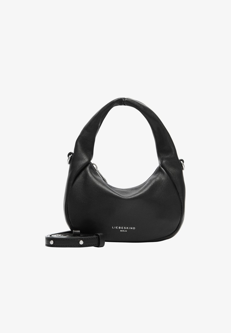 Czarna skórzana torebka o zaokrąglonym kształcie, z regulowanym paskiem i srebrnymi dodatkami. Na przodzie umieszczona jest wytłoczona nazwa marki "LIEBESKIND".