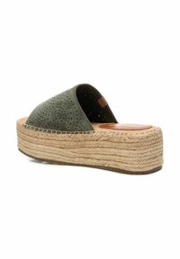 Sandal de plataforma slip-on verde de ante con parte superior perforada, media suela envuelta en yute y acento de cuero marrón en el lateral. Suela de goma plana.
