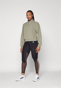adidas Performance AEROREADY TRAIN ESSENTIALS QUARTER ZIP - Verryttelytakki - silver pebble