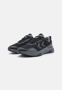 Zapatillas deportivas negras fabricadas con malla y material sintético, con un upper texturizado, acentos grises y un cuello acolchado para mayor comodidad.