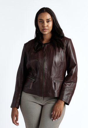 Bruine leren jas met een strakke pasvorm, rits aan de voorkant en twee zijzakken. Voorzien van gestikte accenten en brede mouwen voor comfort.