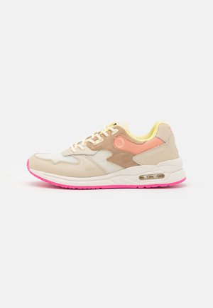 Beige og pink atletiksneaker med hvid mesh, gul indvendig foring, beige snørebånd og lyserød sål.