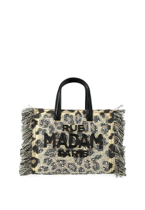 Sac cabas beige à imprimé léopard avec anses noires, côtés à franges et texte « RUE MADAM PARIS » orné de clous argentés.