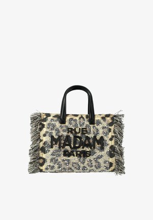 Sac cabas beige à imprimé léopard avec anses noires, côtés à franges et texte « RUE MADAM PARIS » orné de clous argentés.