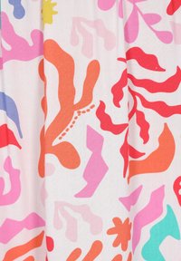 Multifarvet stof med abstrakte, organiske former i klare nuancer af pink, orange, rød og blå på en hvid baggrund.