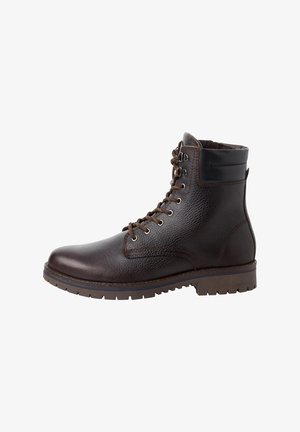 Boots en cuir marron à la cheville avec surface texturée, bout rond, lacets à l'avant et semelle en caoutchouc ; dotés d'un talon noir uni et de détails cousus.