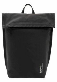 Sac à dos noir à rabat supérieur fabriqué en tissu durable. Il comporte une fermeture éclair et une poignée supérieure pour un transport facile. Design minimaliste avec un détail de logo.