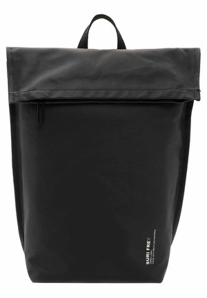 Mochila negra con cierre enrollable hecha de un tejido duradero. Presenta un cierre con cremallera y un asa en la parte superior para facilitar el transporte. Diseño minimalista con detalle del logotipo.