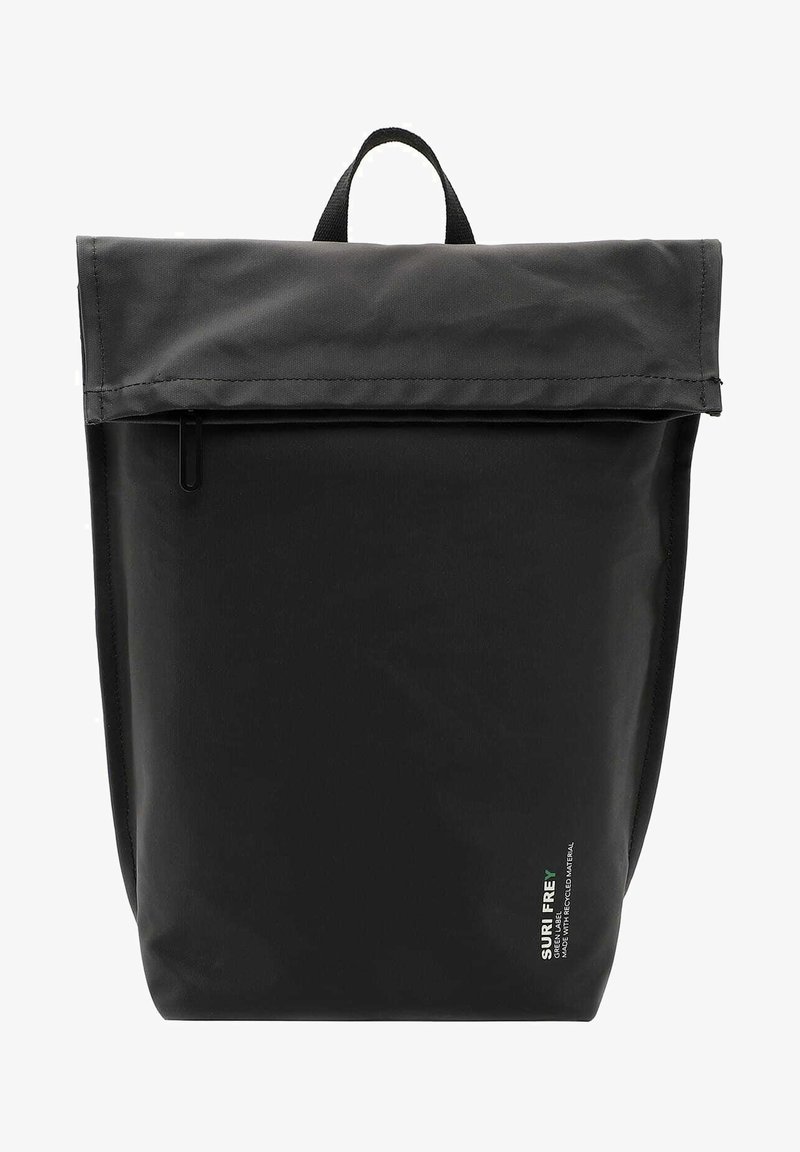 Zaino arrotolabile nero realizzato in tessuto resistente. Presenta una chiusura con zip e una maniglia superiore per un facile trasporto. Design minimalista con dettagli del logo.