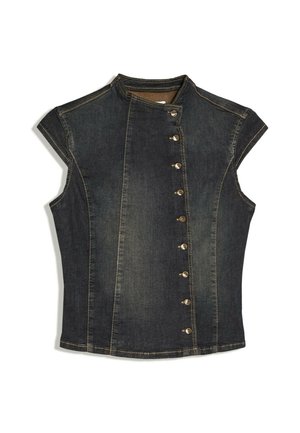 Veste sans manches en denim foncé avec col montant et fermeture asymétrique à boutons sur le devant avec huit boutons du côté droit.