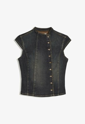 Mørk denim ærmeløs jakke med høj krave og asymmetrisk frontknaplukning med otte knapper på højre side.