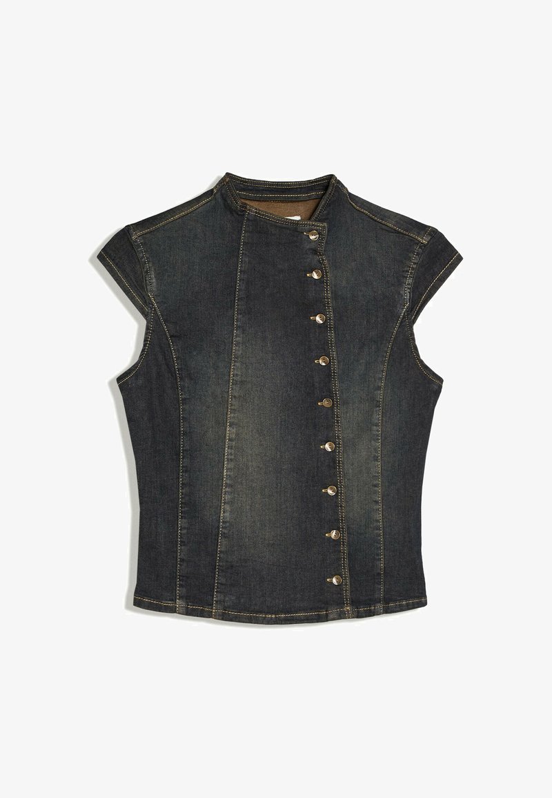 Veste sans manches en denim foncé avec col montant et fermeture asymétrique à boutons sur le devant avec huit boutons du côté droit.