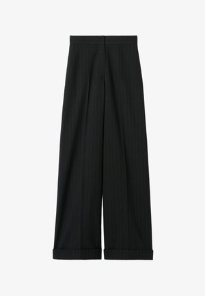 Pantaloni neri a gamba larga realizzati in tessuto testurizzato con righe verticali, dotati di vita piatta e orli risvoltati.