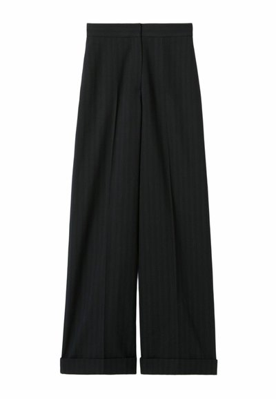 Pantaloni neri a gamba larga realizzati in tessuto testurizzato con righe verticali, dotati di vita piatta e orli risvoltati.