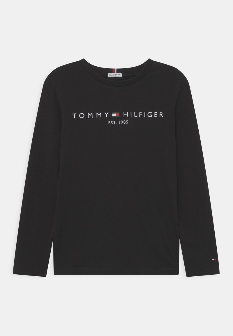 Camiseta negra de manga larga hecha de algodón, con la impresión en blanco de "TOMMY HILFIGER EST. 1985" y un emblema en rojo y azul.