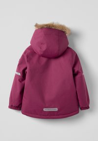 Lasten talvitakki syvässä magentassa, jossa on turkissomistettu huppu, joustavat hihansuut ja heijastava läppä takana.