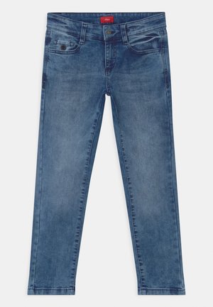 Jean slim bleu délavé avec fermeture à boutons et zip à l'avant, passants pour ceinture, et cinq poches dont une petite poche à monnaie avec un bouton noir.