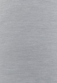 Tissu gris clair avec une surface texturée légèrement côtelée, présentant un motif subtil qui ajoute de la profondeur sans contrastes forts.