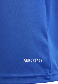 Maglietta in poliestere blu con una texture liscia. Presenta il logo "AEROREADY" in bianco nella parte inferiore. Design semplice e atletico.