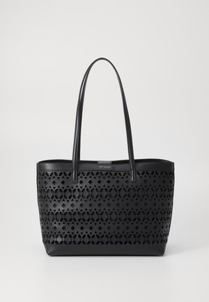Μαύρη τσάντα tote με περφορέ σχέδιο, κατασκευασμένη από συνθετικό υλικό, με δύο λαβές, που διαθέτει γεωμετρικά μοτίβα και λογότυπο στην κορυφή.