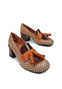 Brązowe i beżowe buty w wzór houndstooth, z błyszczącą brązową skórzaną częścią przednią, prostokątnym obcasem oraz kokardą z frędzlami.