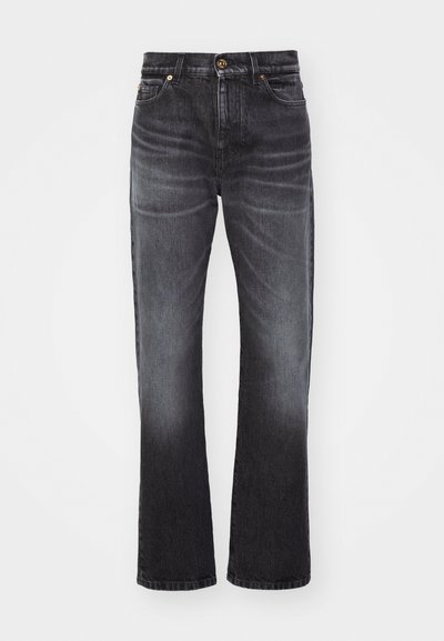 Jeans de denim gris oscuro con corte recto, que presentan un cierre de botón y cremallera, dos bolsillos frontales y detalles de desgaste sutil.