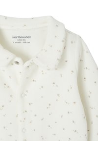 Weißer Baby-Overall mit kleinem rosa und grünem Blumenmuster, Druckknopfverschluss vorne und weichem Kragen, Größe 3 Monate (60 cm).