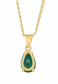 Collar de cadena de oro con un colgante de piedra preciosa verde en forma de lágrima. El colgante está enmarcado en un engaste decorativo de oro.