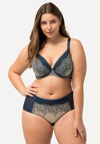 Krajková podprsenka a kalhotky s vysokým pasem v námořnické a nahé barvě. Obsahuje květinovou výšivku, nastavitelné ramínka a průhledné panely pro zvýšenou texturu.