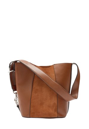 Brązowa torba typu bucket z gładką powierzchnią, zamszowymi akcentami, szerokim paskiem na ramię oraz usztywnionym kształtem. Z kontrastującymi przeszyciami.