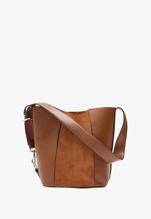 Brązowa torba typu bucket z gładką powierzchnią, zamszowymi akcentami, szerokim paskiem na ramię oraz usztywnionym kształtem. Z kontrastującymi przeszyciami.