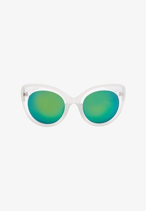 Occhiali da sole bianchi a occhio di gatto con lenti riflettenti verde-blu su sfondo bianco.