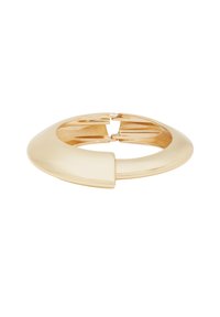 Bracciale a manica in metallo dorato con un design liscio e arrotondato e un'apertura, caratterizzato da una finitura lucida e accenti minimalisti.