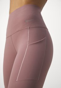 Nike Performance UNIVERSA - Tajice - smokey mauve/black