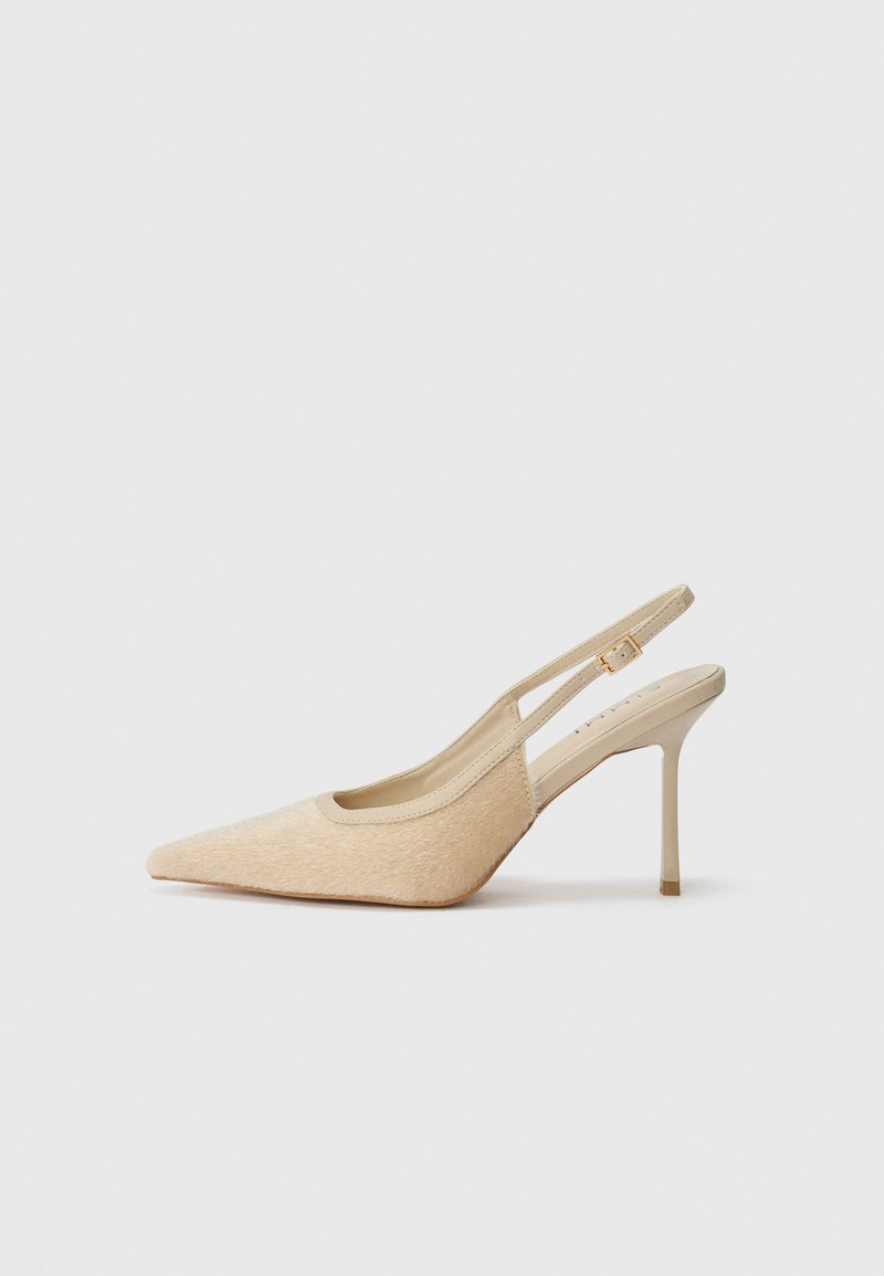 Beige slingback høyhæler med spiss tå, laget av teksturert materiale, med slank hæl og justerbar stropp.