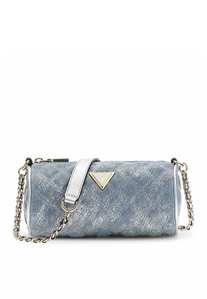 Petit sac à épaule en denim matelassé avec bandoulière chaîne et logo triangulaire métallisé Guess sur le devant.