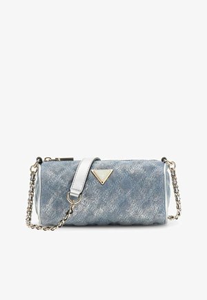 Bolso pequeño de hombro de mezclilla acolchado con correa de cadena y logotipo triangular metálico de Guess en el frente.