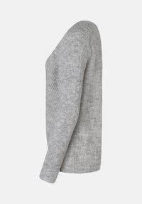 Grauer gestrickter Pullover mit Rippstruktur, langen Ärmeln und einer leicht taillierten Form, sichtbar aus der Seitenansicht.