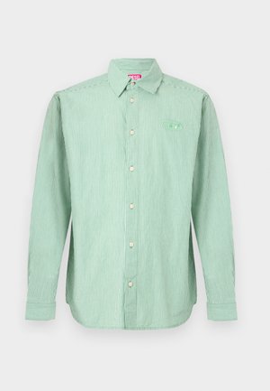 Cămașă cu mânecă lungă cu dungi verzi, realizată dintr-un material ușor, având guler cu nasturi, butoni albi și un mic logo brodat pe piept.