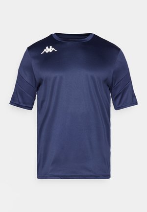 Tumesinine spordisärk, mis on valmistatud siledast ja kergest kangast, lühikeste varrukatega, ümmarguse kaelusega ning vasakul õlal on valge logo.