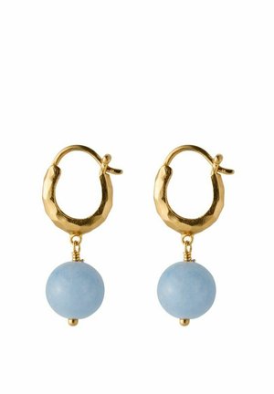 Złote kolczyki-koła z fakturą młotkowaną, z każdego zwisa gładka, okrągła, jasnoniebieska koralika pod kołem.
