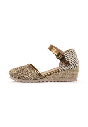 Zeppe espadrillas intrecciate color oro con cinturino alla caviglia; tomaia texturizzata, suola intermedia avvolta in juta e tessuto decorato sul retro per un dettaglio in più.