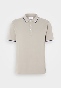 Polo shirt bej din amestec de bumbac, prezintă un gât cu două nasturi, un guler și margini ale mânecilor în contrast navy și alb, cu broderie subtilă a logo-ului.