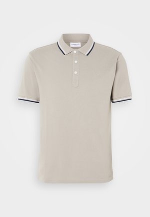 Beige polotröja i bomullsblandning, med en tvåknappskjol, kontrasterande marinblå och vit krage och ärmslut, med diskret logobrodyr.