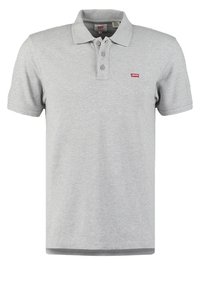 Polo grigio in tessuto a maglia testurizzato con sviluppo a tre bottoni, maniche corte e un piccolo logo rosso Levi's sul petto.