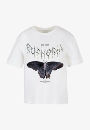 Bela bomba majica iz bombaža z velikim črnim grafičnim motivom molja in stiliziranim srebrnim besedilom zgoraj in spodaj od slike, ki prenaša sporočilo.