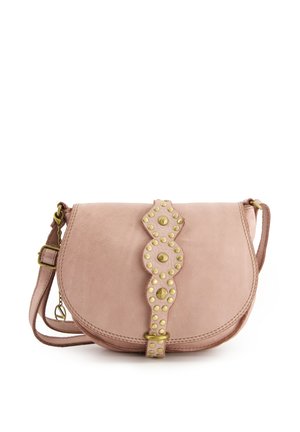 Rosa Leder-Crossbody-Tasche mit runder Form, ausgestattet mit einem dekorativen Riemen, der mit messingfarbenen Nieten verziert ist, und einem Verschluss.